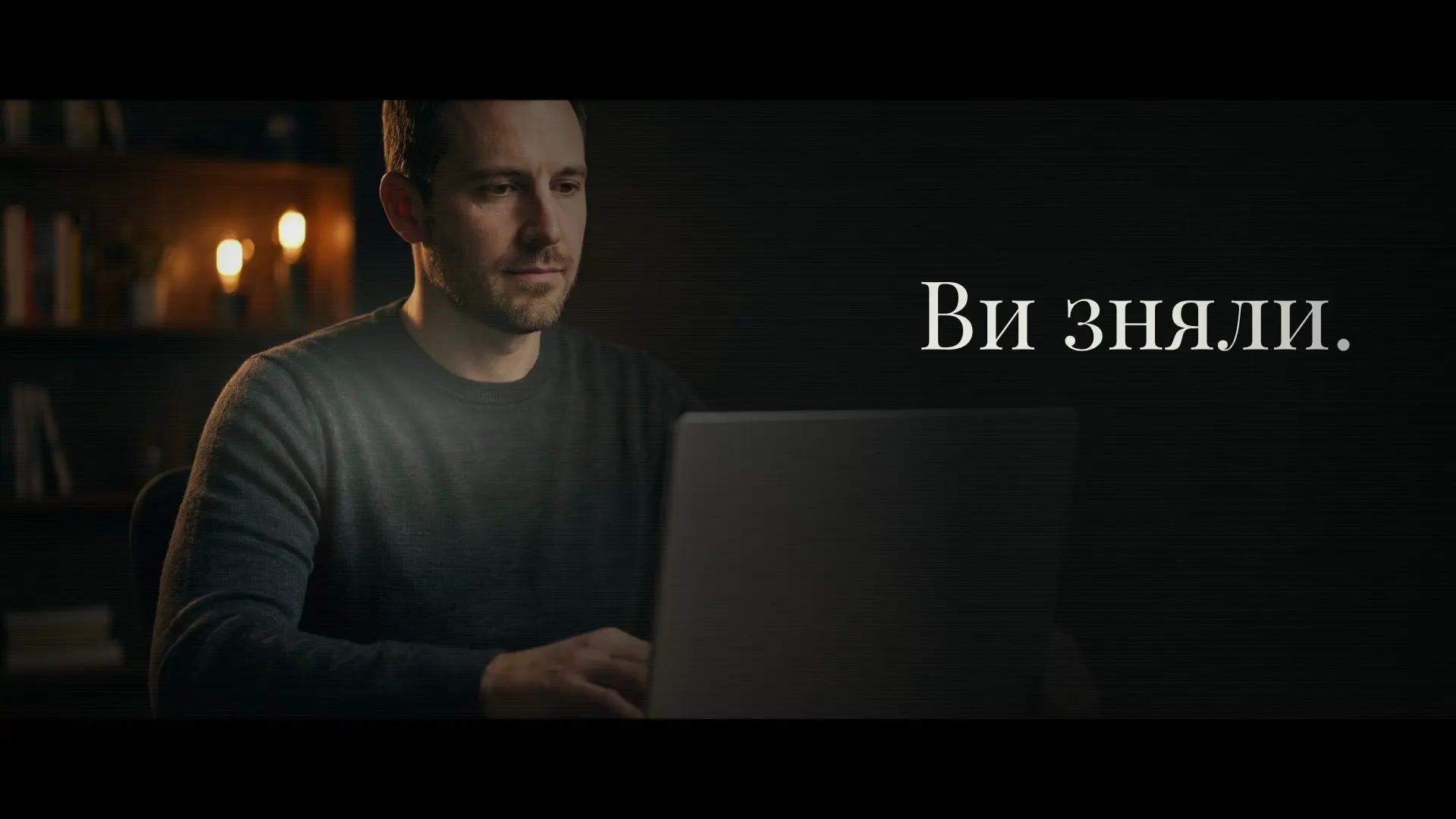 Кадр із ролика Lumadeos: автор за ноутбуком щойно зняв відео